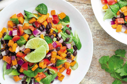 Салата със сладък картоф и черен боб с пикантен лаймов “винегрет”