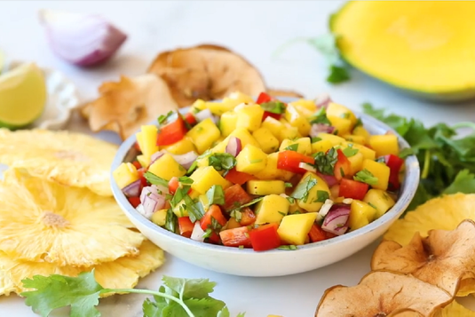 Чипс от ананас или печена ябълка с пикантна салса от манго