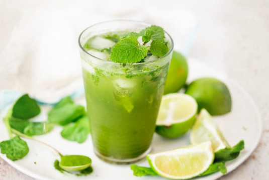 Мохито със сок от ечемичена трева
