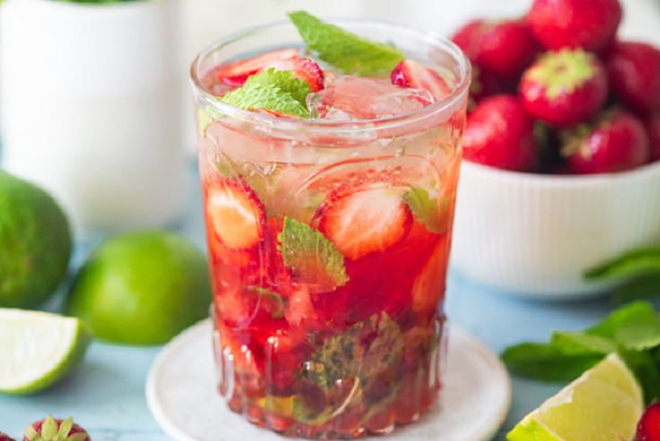 Non-alcoholic strawberry mojito