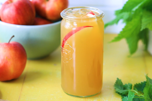 Студен чай от коприва и ябълка